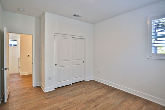 Building Photo - 5 Bedroom SFR in Irvine