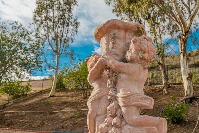 Building Photo - Fully Furnished! Prestige Luxury Single 5bed 3bath House