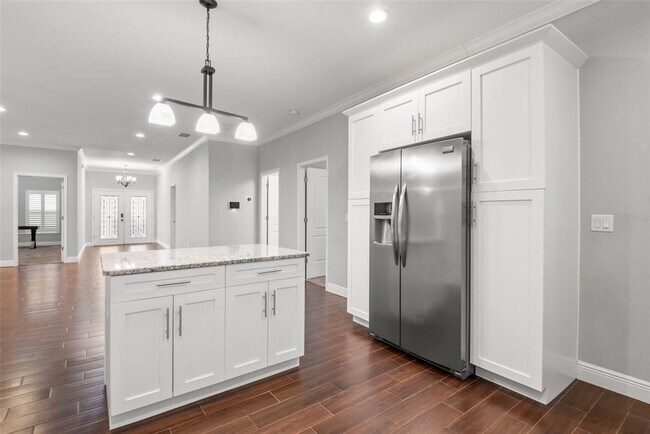 Building Photo - 260 SW Lincoln Cir N