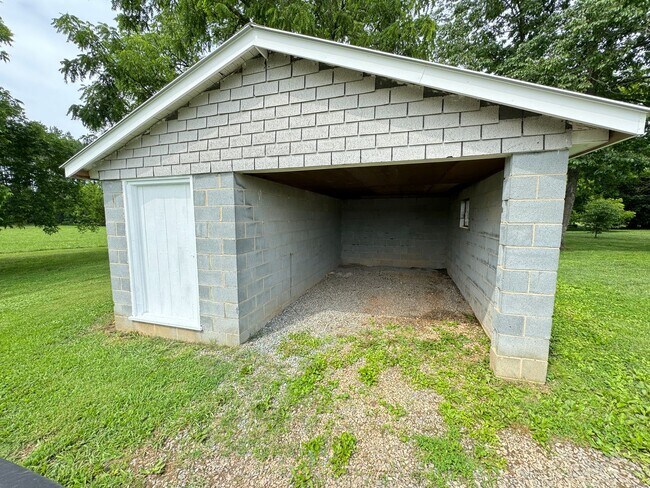Building Photo - Charming Country Retreat – Peaceful Living...