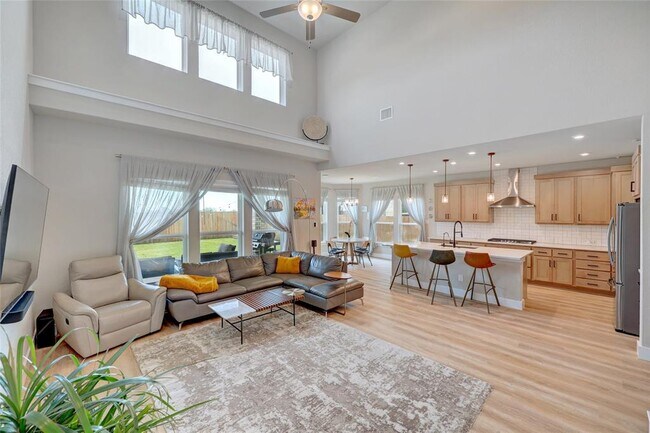 Building Photo - 317 Rock Knl St