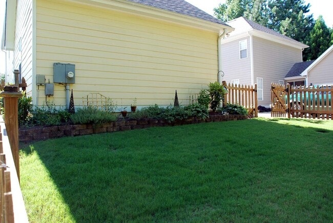 Building Photo - 125 Denham Square