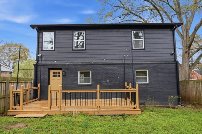 Building Photo - 2455 Lynn Iris Dr