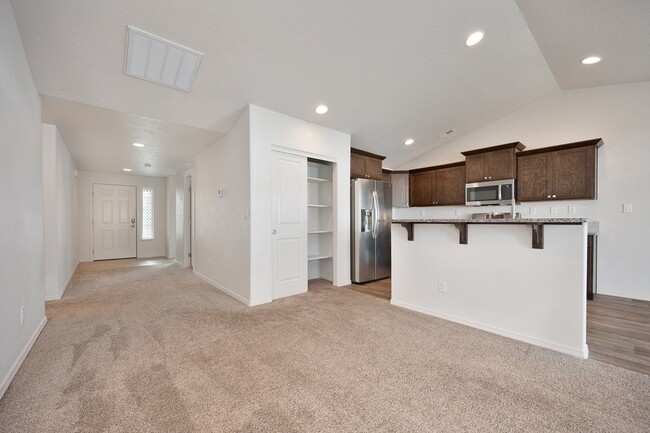 Building Photo - Bright 3-Bedroom Retreat with 2 Full Baths...