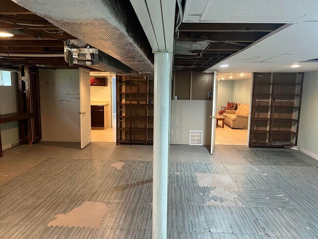 Building Photo - Updated Single Family Ranch Home with Fenc...