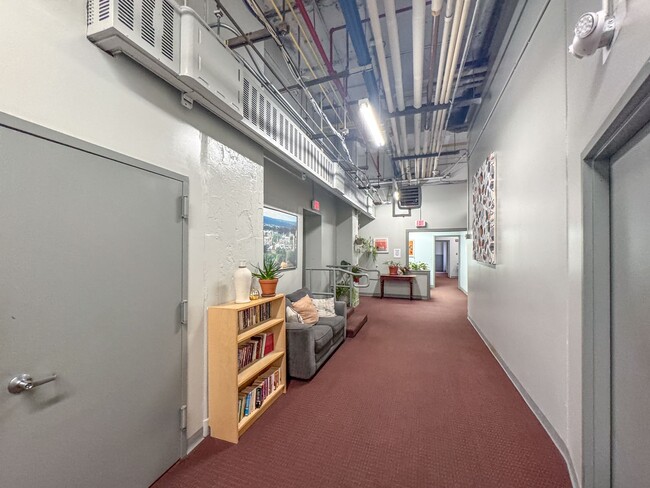 Building Photo - 2 Bed 1 Bath Condo available in Downtown N...