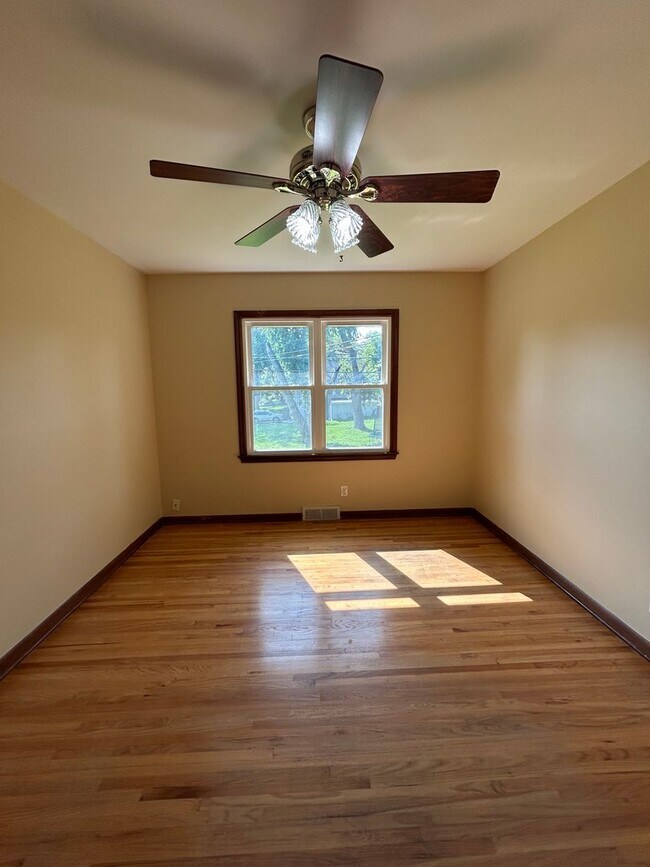 Building Photo - 704 N 74th Ave