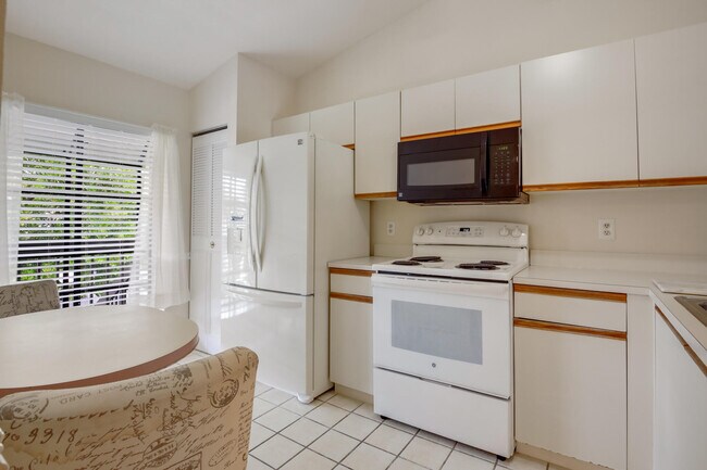 Building Photo - 3340 Lucerne Park Dr