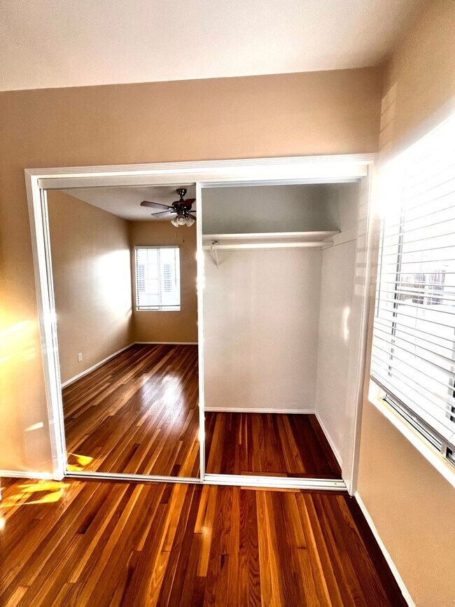 Building Photo - Single Family. 3-bed Home - Desireable Neighborhood!