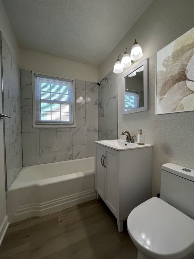 Building Photo - Coming Soon | Spacious 2 Bed, 1.5 Bath Duplex Near Red Bridge