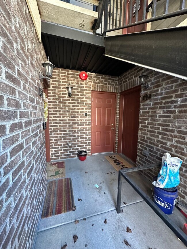 Building Photo - Great 3 Bed 2 Bath Sandy Condo!!