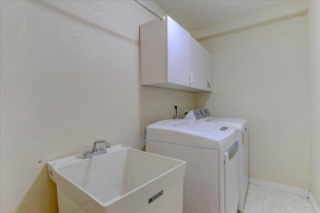 Building Photo - 930 Button Rock Dr