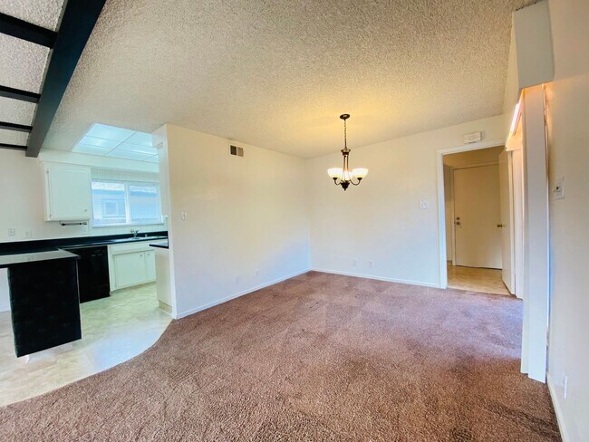 Building Photo - Cute Corner Lot!