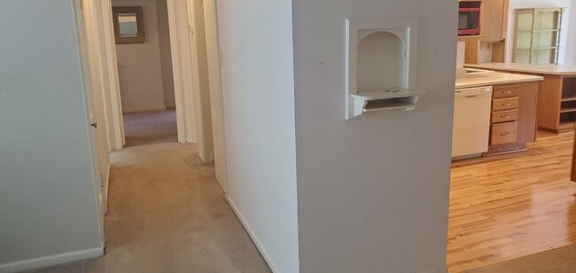 Building Photo - 2 bd, 2 ba house in old SW Columbia, fence...