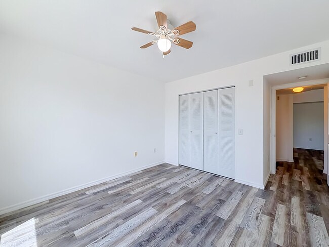 Building Photo - 1119 Villa Cir