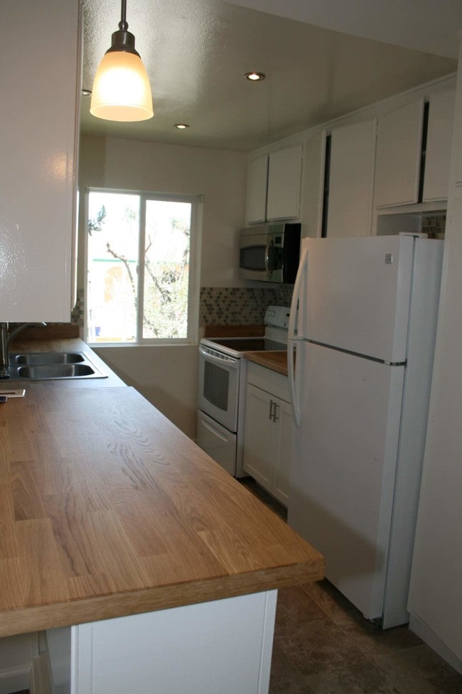 Building Photo - 400 N Acacia Ave