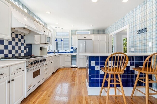 Building Photo - 68 Elm St