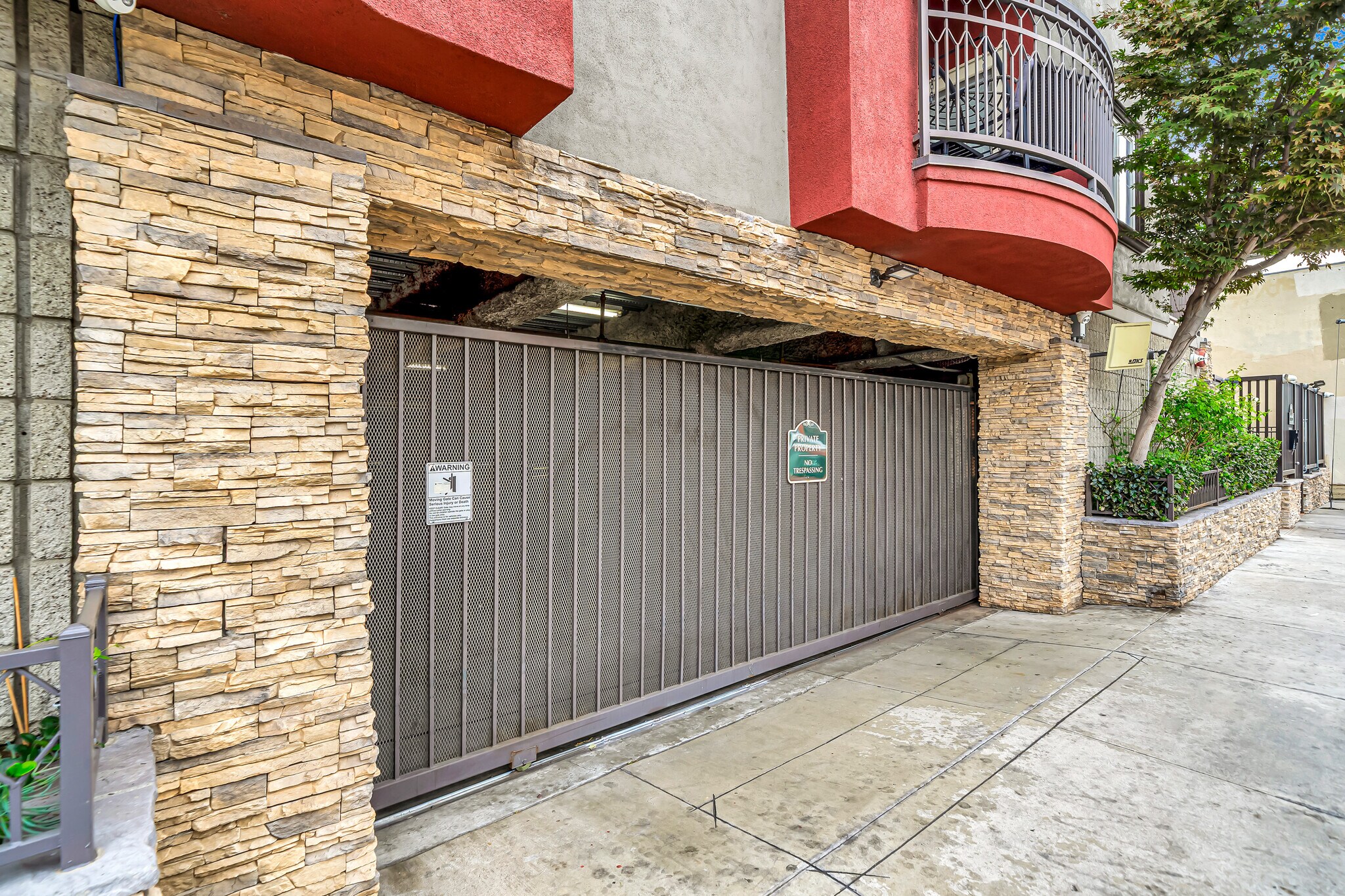 Building Photo - 11124 Burbank Blvd