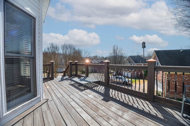 Building Photo - Spacious home situated on a fantastic cul-...