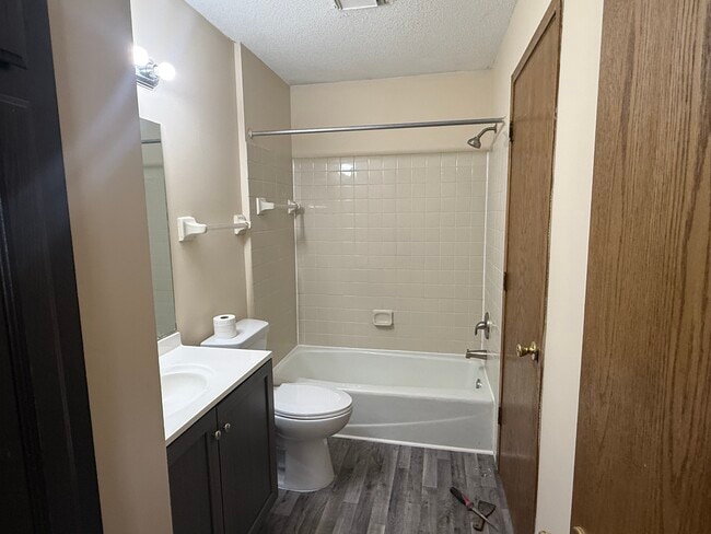 Building Photo - 2528 Birchview Ln