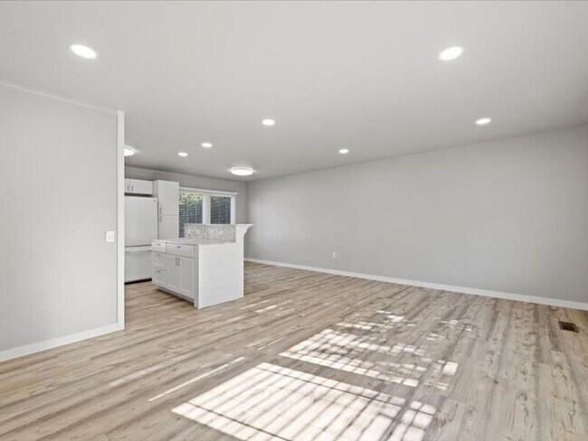 Building Photo - 1006 Van Giesen St