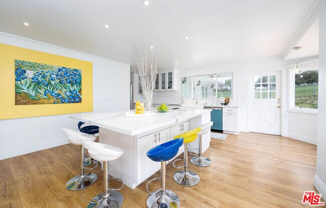 Building Photo - 1110 W Muirlands Dr