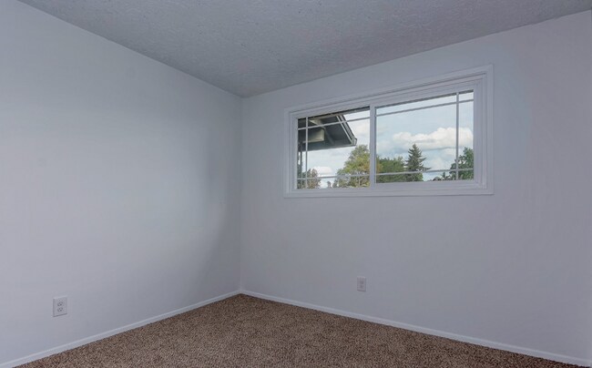 Building Photo - Lake Shore 3 Bedroom- Single Level!
