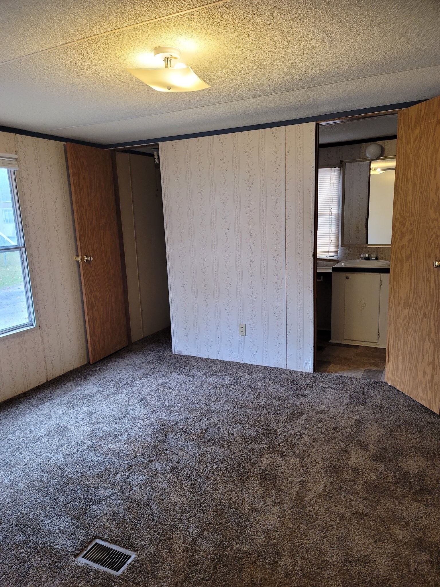 Building Photo - 413 Miller St