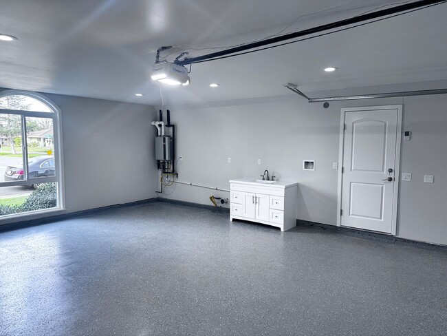 Building Photo - Spacious 3 Bed 2 Bath in Enderle Gardens: ...