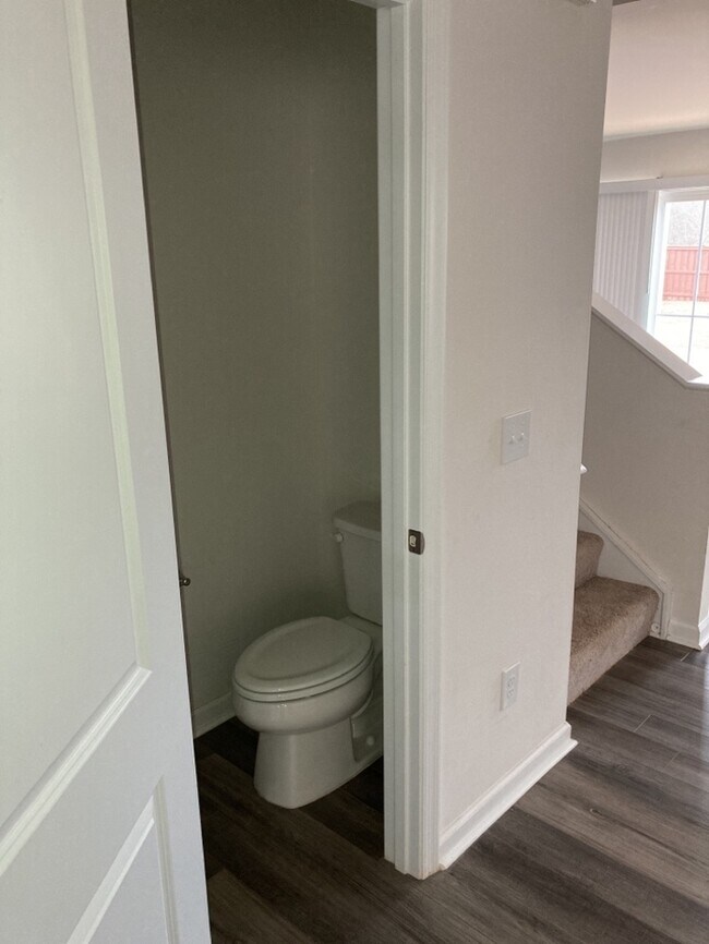 Building Photo - 5 Bedroom 2.5 Bathroom House