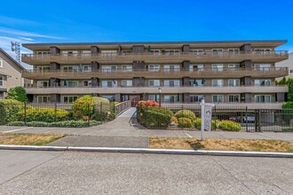 Building Photo - Large Freshly Remodeled and AIR CONDITIONE...