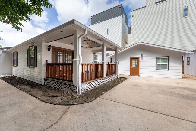 Building Photo - 1535 W 25th St
