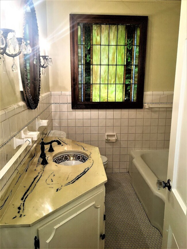 Building Photo - 3 bed 2 bath Riverside Home