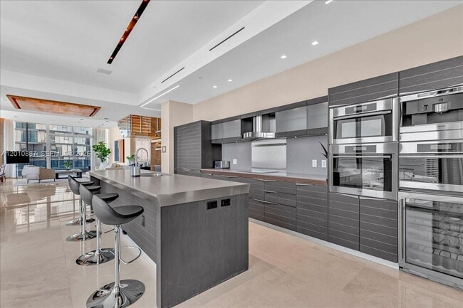 Building Photo - 200 Biscayne Blvd Way