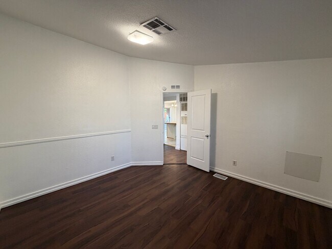 Building Photo - 3 Bedroom Single Story Home Available Near Unser Blvd SW & Bridge Blvd SW!