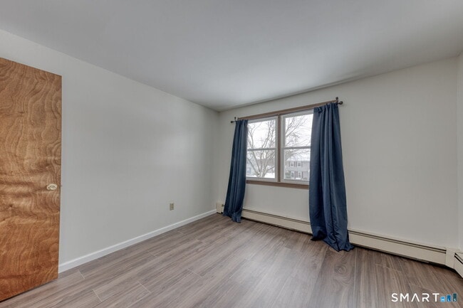 Building Photo - 5 Cutler Ln