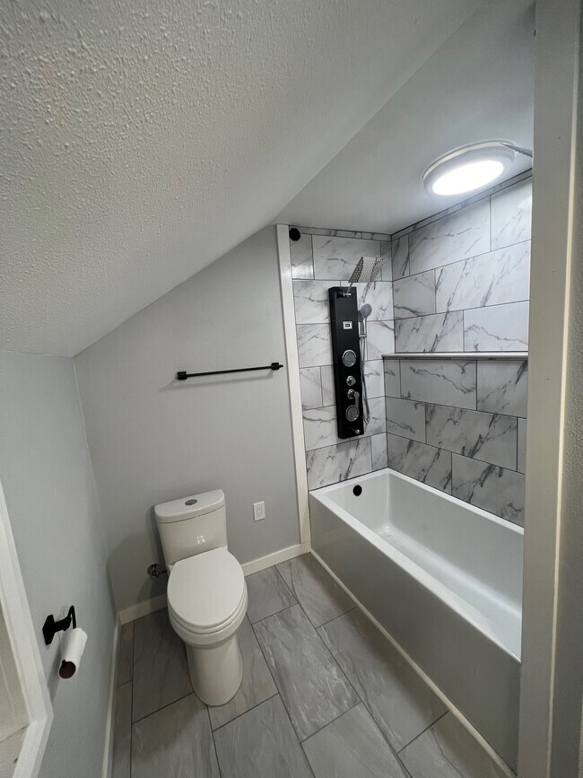 Building Photo - 305 Calistoga St W