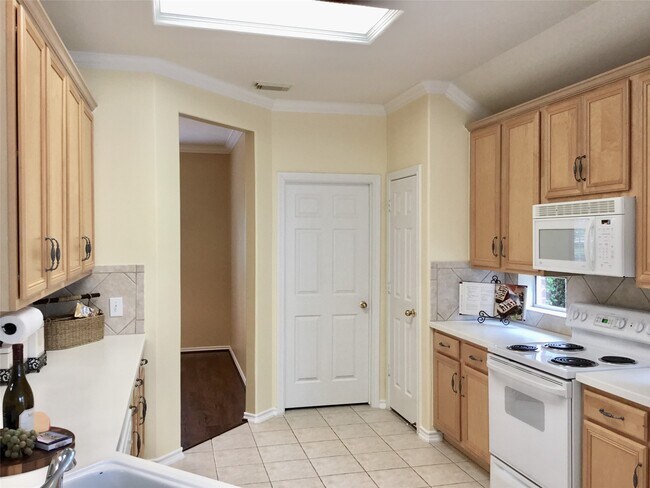 Building Photo - 114 N Queenscliff Cir