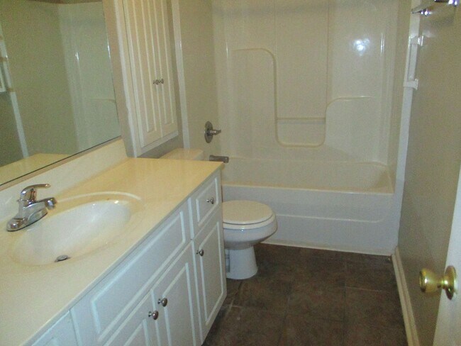Building Photo - Townhome in Evans