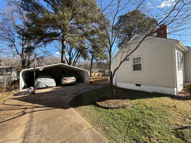 Building Photo - Large 3bed 1.5 bath ranch with 2 car garage $1895