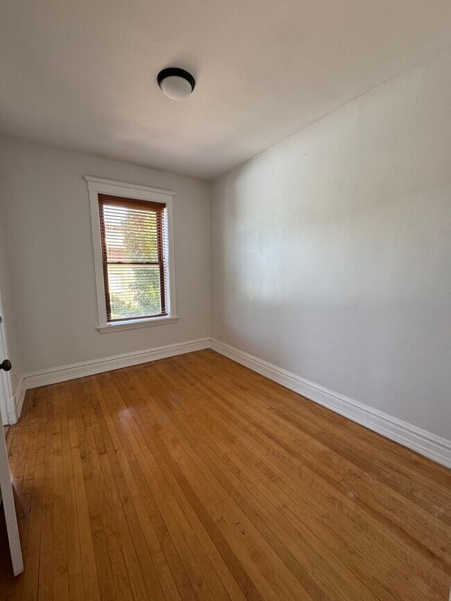 Building Photo - 2164 N Oakley Ave