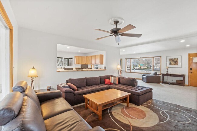 Building Photo - Style Meets Location 3 Bedroom 3 Bathroom Single Family Home - Must See