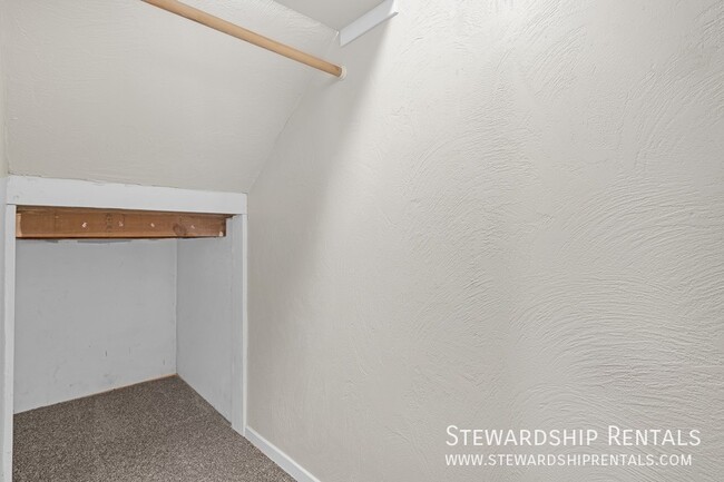 Building Photo - 1431 1/2 W. Broadway Avenue-