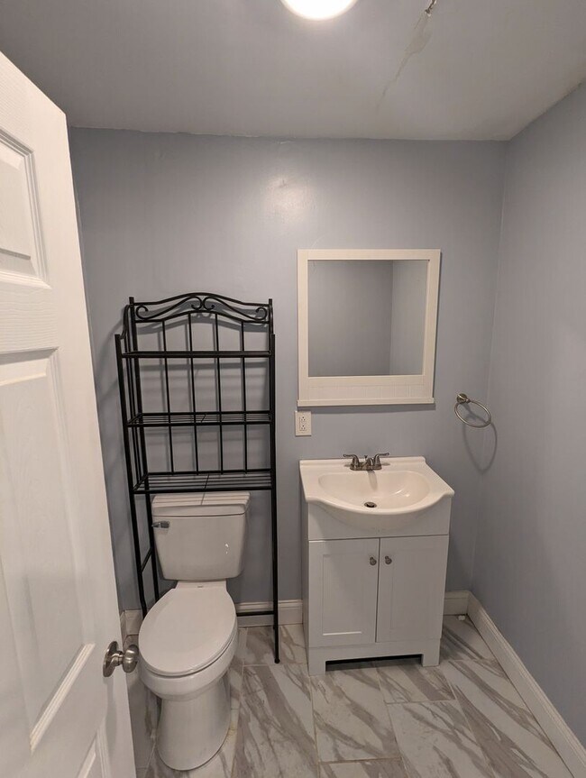 Building Photo - Spacious 3 bedroom 2.5 Bathroom Single Family Home (Mt Washington)