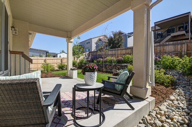 Building Photo - Beautiful "like new" home available for re...