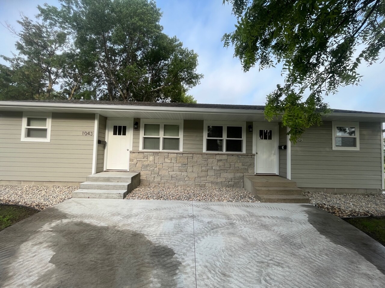 Building Photo - 1043 6th Ave