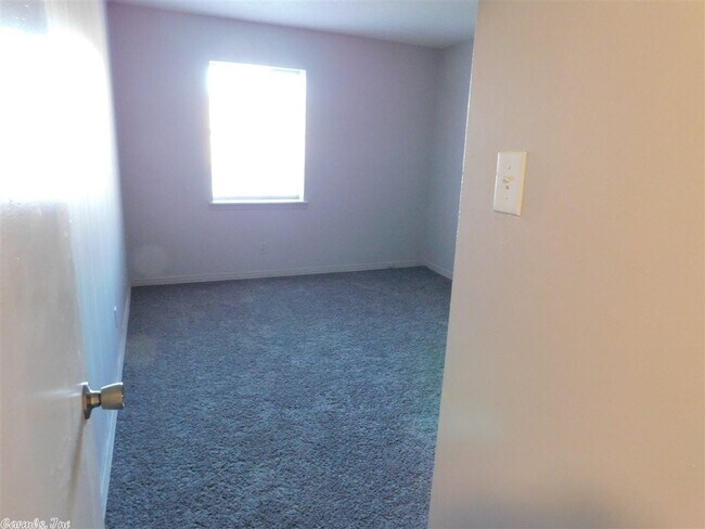 Building Photo - 515 Brookside Dr