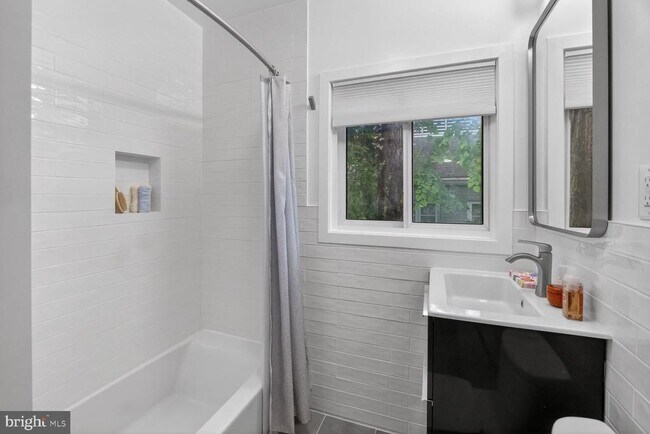 Building Photo - 3305 W Coquelin Terrace