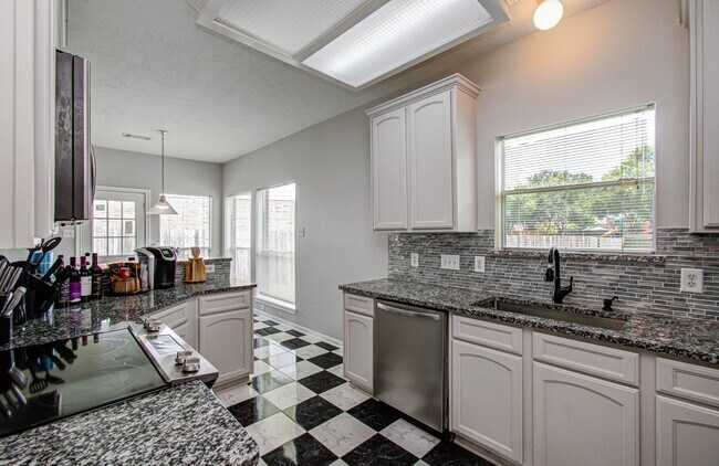 Building Photo - 3043 W Hampton Dr