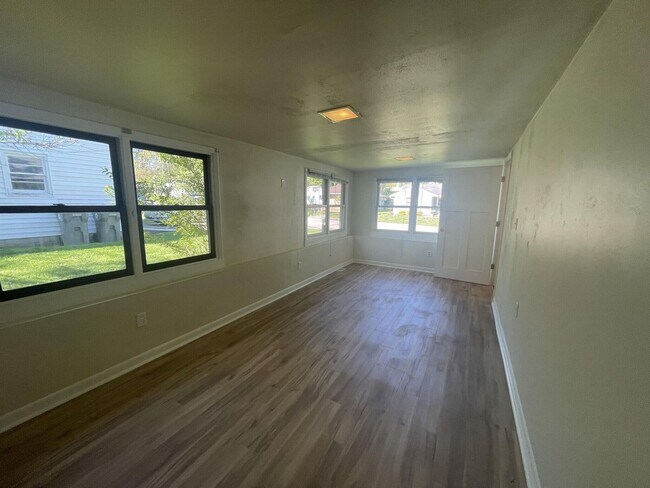 Building Photo - 701 S Eastside Dr